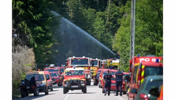 Engins de secours déployés en bordure de forêt lors d'un incendie à Bois-de-Champ.