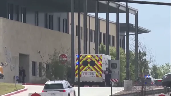 Ambulance et secouristes devant le lycée après la fusillade au Texas.