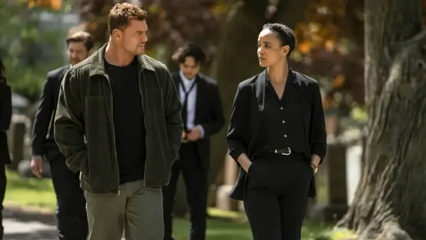 Alan Ritchson et Maria Sten dans une scène du spin-off Neagley, marchant dans un décor extérieur.