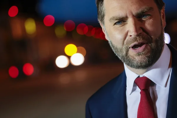 J.D. Vance s'adressant à la presse ou lors d'une prise de parole nocturne.