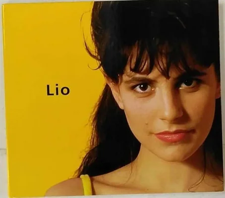 Pochette de l'album 'Best Of Lio' avec le portrait de la chanteuse sur fond jaune.