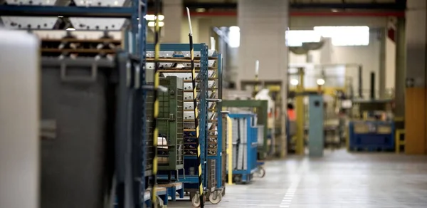 Intérieur d'une usine illustrant le paysage industriel français en 2025.