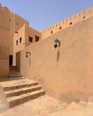 Détail du Fort de Nizwa, à Oman, illustrant l'architecture fortifiée traditionnelle.