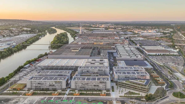 Vue aérienne du site industriel Stellantis à Poissy en bord de Seine.