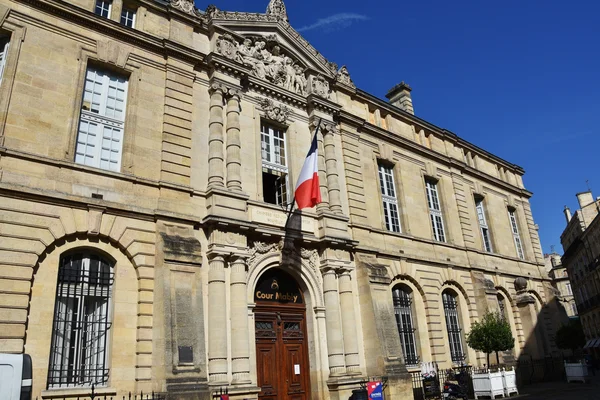 La façade de la Chambre régionale des comptes Nouvelle-Aquitaine à Bordeaux, avec le drapeau français.