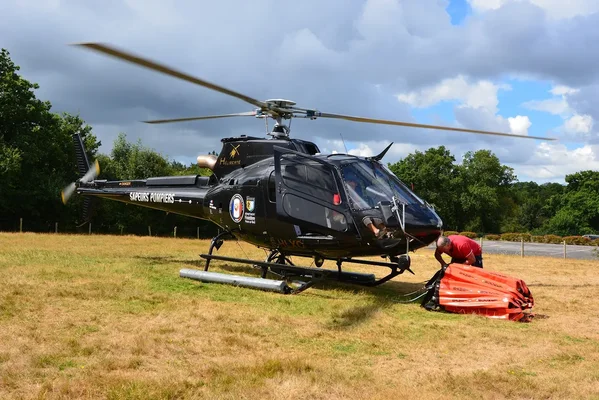 Hélicoptère bombardier d'eau du SDIS 29 au sol, avec du matériel de secours.