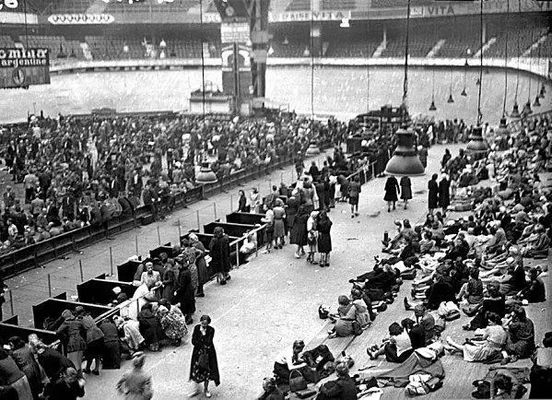 Foule au Vélodrome d'Hiver lors de la rafle du 16 juillet 1942.