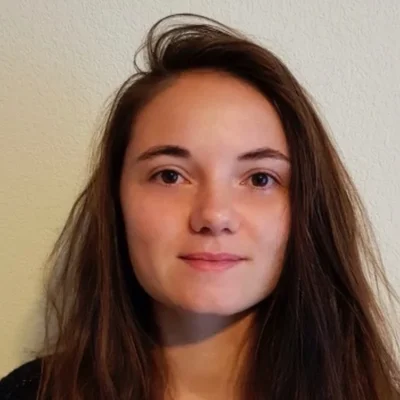 Portrait d'une jeune femme, possiblement une patiente ou témoin d'accident de trottinette.