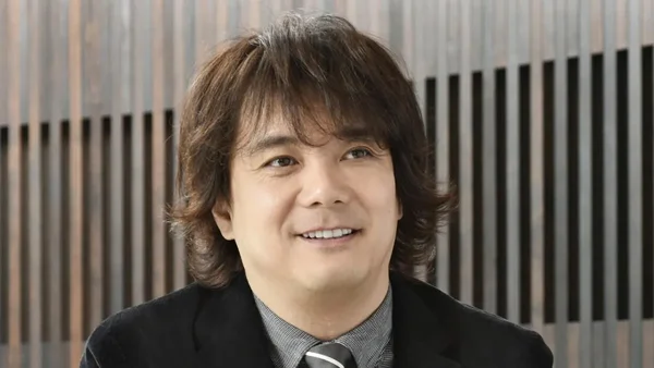 Akihiro Hino, PDG de Level-5, en costume-cravate.