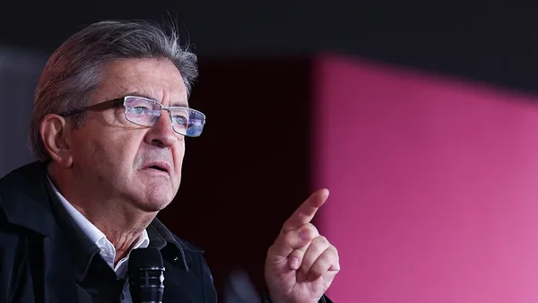 Jean-Luc Mélenchon s'exprimant dans un micro lors d'une intervention politique.