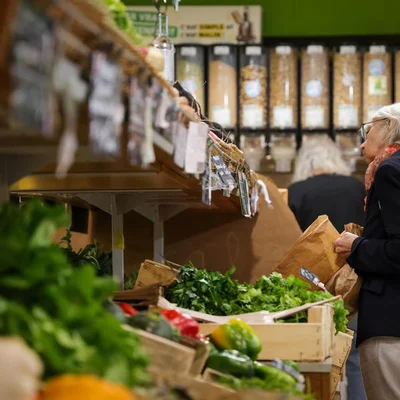 Cliente faisant ses courses de légumes dans un supermarché.