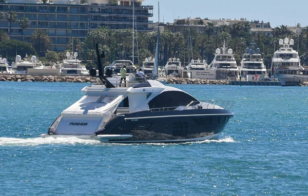 Le yacht 'PHARAON' croise dans le port de Cannes.
