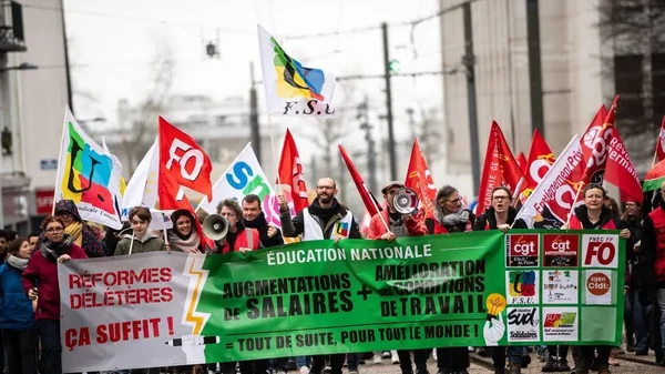 Manifestation de la fonction publique avec des agents de l'Éducation nationale et des syndicats FSU, FO, CGT.