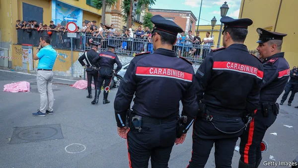 Des carabiniers italiens sur les lieux d'une intervention à Naples, illustrant la présence policière dans la région.