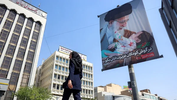 Panneau publicitaire représentant l'ayatollah Khamenei dans les rues de Téhéran.