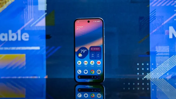Google Pixel exposé sur une surface réfléchissante, écran allumé avec interface d'accueil.