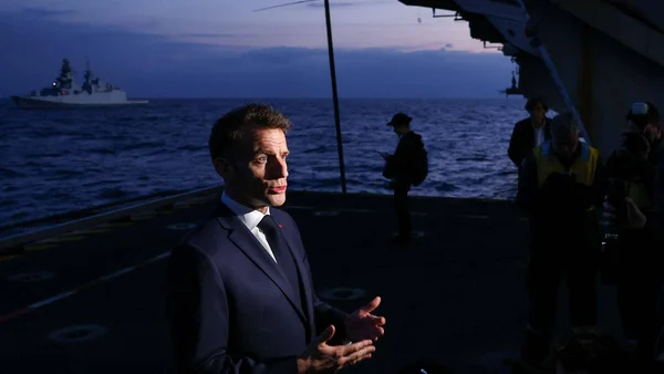 Emmanuel Macron à bord d'un navire de la Marine nationale.