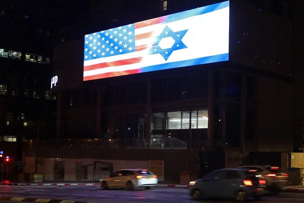 Panneau lumineux affichant les drapeaux américain et israélien fusionnés.