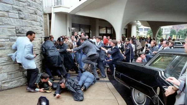 Tentative d'assassinat contre Ronald Reagan : des agents du Secret Service maîtrisent John Hinckley Jr.