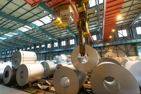 Activités sidérurgiques d'ArcelorMittal en France : stockage et manutention de bobines d'acier.