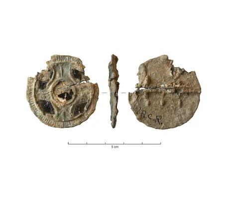 Fragment de monnaie ou médaillon antique, photographié sous trois angles avec échelle de référence.