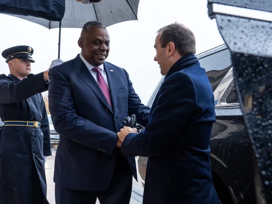 Le secrétaire américain à la Défense Lloyd J. Austin III et le ministre français des Armées Sébastien Lecornu échangeant une poignée de main sous la pluie devant le Pentagone, le 30 novembre 2022.