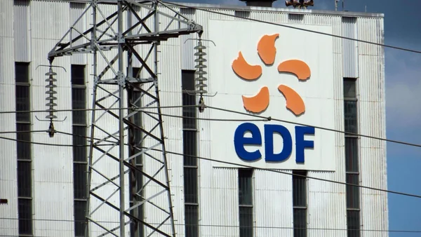 Façade d'un bâtiment EDF, rappel visuel de l'entreprise publique concernée par le conflit sur le tarif agent.