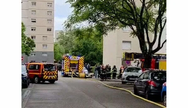 Intervention des secours dans la rue résidentielle à Décines-Charpieu après l'incendie criminel.