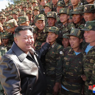 Kim Jong-un entouré de soldats lors d'une inspection militaire.