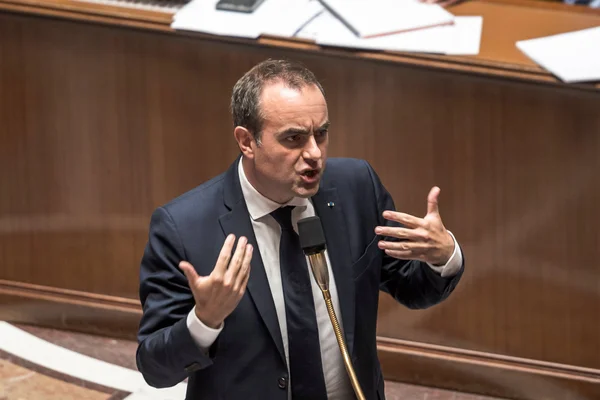 Sébastien Lecornu s'exprimant lors d'une séance parlementaire.