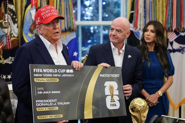 Présentation du billet pour la finale du Mondial 2026 en présence de responsables.
