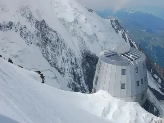 Le nouveau refuge du Goûter, inauguré en 2014, conçu pour résister à des vents de 280 km/h.
