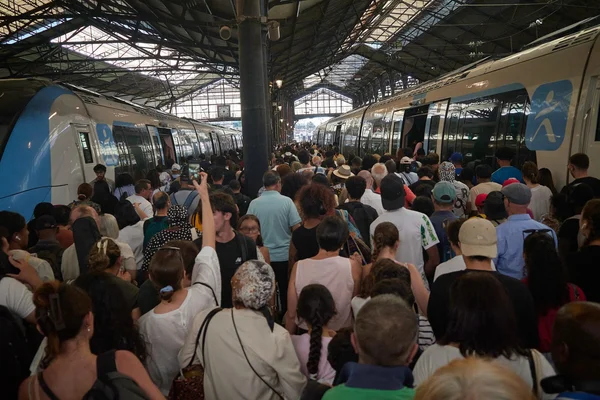 Quai bondé sur la ligne J du Transilien, illustration de la galère quotidienne des usagers.
