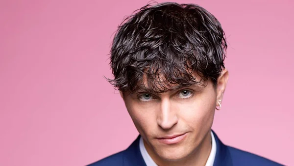 Raphaël Quenard, auteur de Clamser à Tataouine, lors d'une lecture musicale à la Manufacture d'Aix.