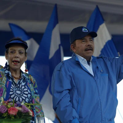 Soutien à l'Église catholique du Nicaragua, avec des drapeaux aux couleurs nationales.
