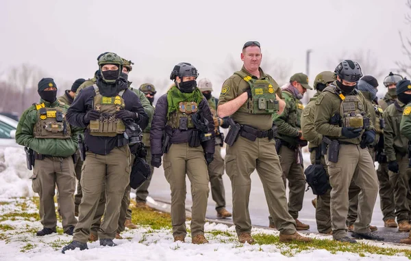Agents de l'ICE en tenue tactique lors d'une opération.