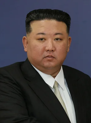 Kim Jong-un, leader suprême de la Corée du Nord, en costume sombre.
