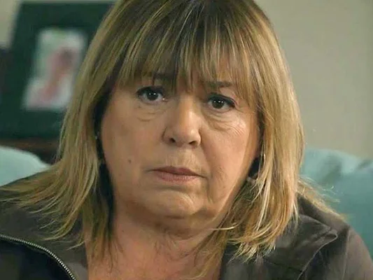 Michèle Bernier en gros plan, regard sérieux.