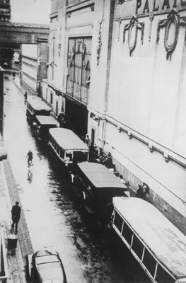 Bus alignés devant le Palais des Sports lors de la rafle du Vel d'Hiv, 1942.