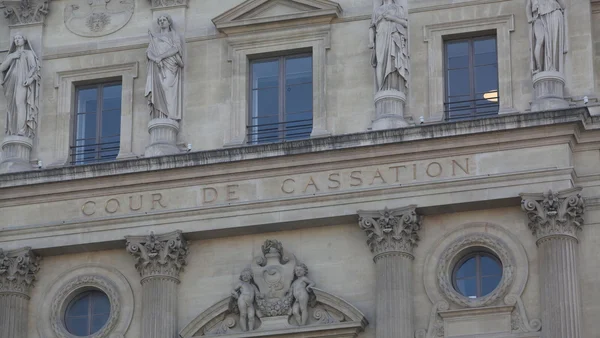 Vue de la façade supérieure de la Cour de cassation, institution au cœur de la décision sur la GPA.