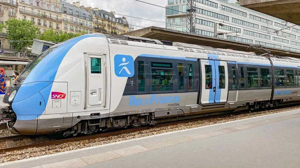 Un Train Francilien (Francilien) aux couleurs d'Île-de-France mobilités en gare.