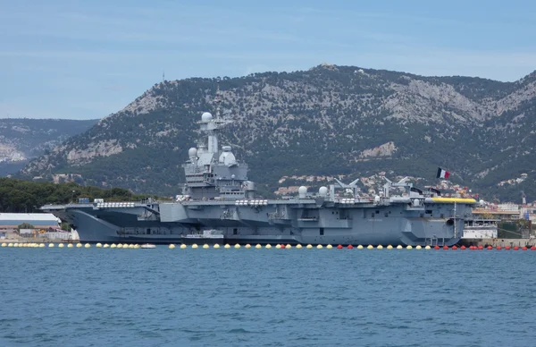 Le porte-avions Charles de Gaulle à quai à Toulon en mai 2024.