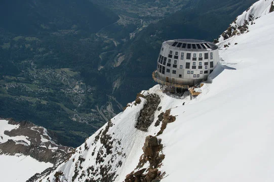 Le refuge du Goûter, perché sur une arête à 3 835 m d'altitude, dans le massif du Mont-Blanc.