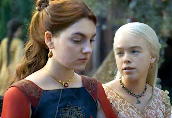 Milly Alcock (Rhaenyra Targaryen) et Emily Carey (Alicent Hightower) dans House of the Dragon.