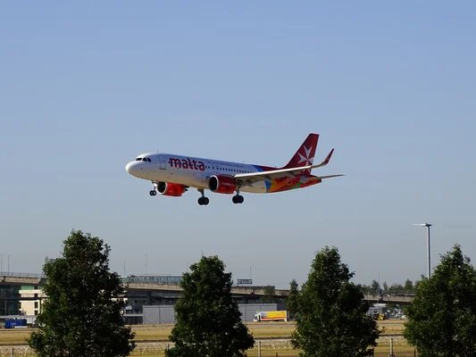 Un Airbus A320 d'Air Malta amorçant son atterrissage à Heathrow.