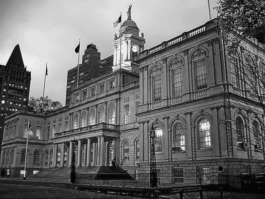 L'Hôtel de ville de New York, photographié en noir et blanc.