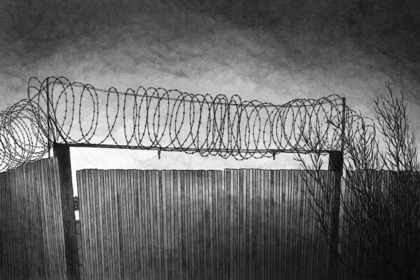 Vue d'une clôture de prison surmontée de fil barbelé, symbole de l'univers carcéral russe.