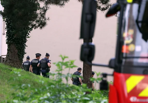 Policiers sur une zone herbeuse à Décines, quartier exposé au narcotrafic.