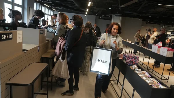Intérieur d'un magasin SHEIN, symbole de l'ultra-fast-fashion ciblé par la nouvelle loi.