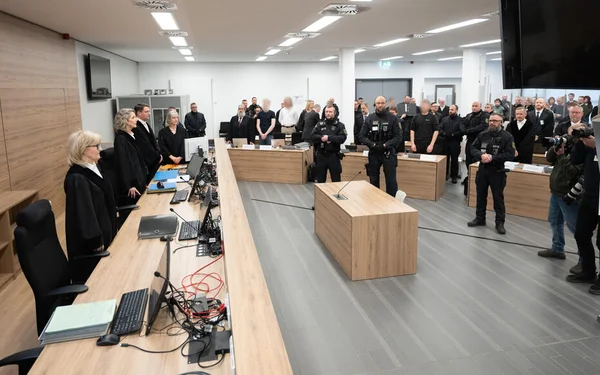 Procès des 'séparatistes saxons' en Allemagne, montrant des juges, des policiers et le public.